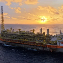 Navio-plataforma da Petrobras atinge produção máxima no pré-sal