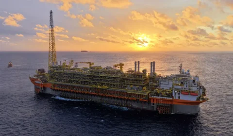 Navio-plataforma da Petrobras atinge produção máxima no pré-sal
