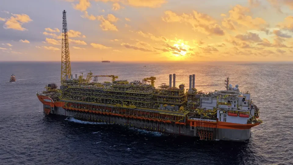 Navio-plataforma da Petrobras atinge produção máxima no pré-sal