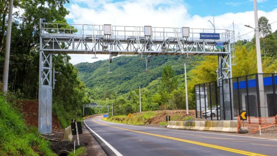 CNH digital vai centralizar aviso e pagamento de pedágio free flow, e motorista receberá alerta