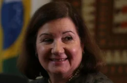 Brasil diz que EUA informaram que embaixadora pode continuar trabalhando