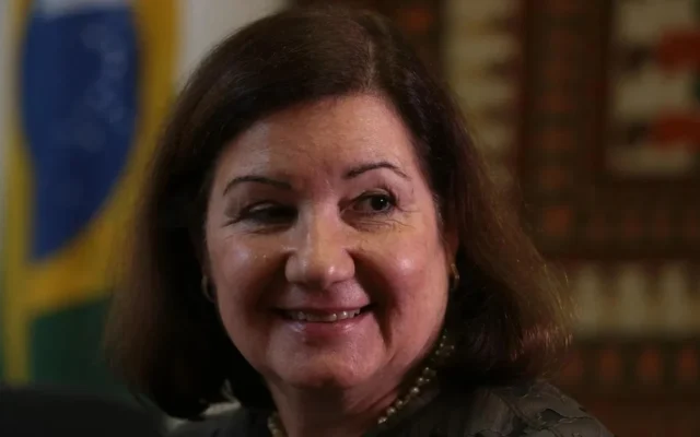 Brasil diz que EUA informaram que embaixadora pode continuar trabalhando