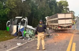 Acidente entre ônibus e carreta deixa 23 mortos e cinco feridos no Paraná