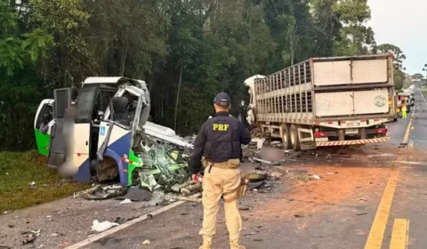 Acidente entre ônibus e carreta deixa 23 mortos e cinco feridos no Paraná