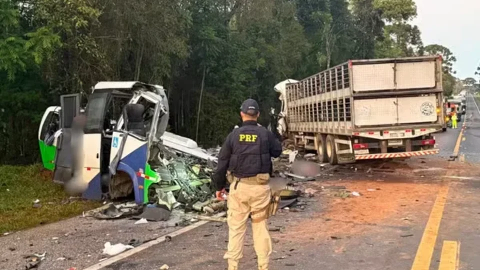 Acidente entre ônibus e carreta deixa 23 mortos e cinco feridos no Paraná