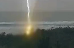 Mulher morre após ser atingida por raio durante tempestade em praia de SC