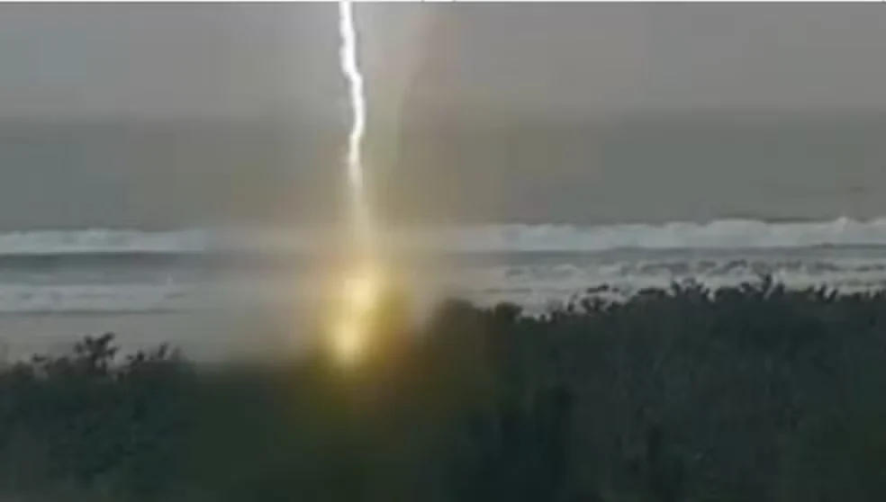Mulher morre após ser atingida por raio durante tempestade em praia de SC