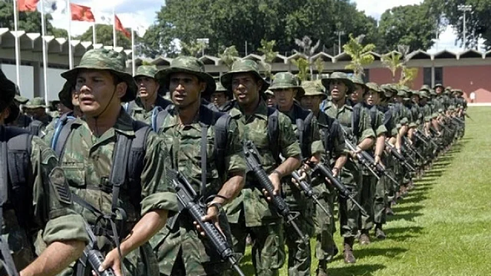 Patentes caem 40% nos nomes de urna, mas candidatos militares crescem e se concentram no PL
