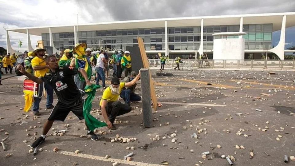 Investigados por desinformação e tentativa de golpe seguem ativos nas redes em 2026