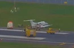 Avião sai da pista durante pouso no aeroporto Santos Dumont e para perto do mar
