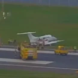 Avião sai da pista durante pouso no aeroporto Santos Dumont e para perto do mar