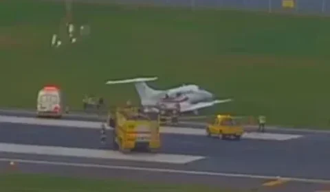 Avião sai da pista durante pouso no aeroporto Santos Dumont e para perto do mar