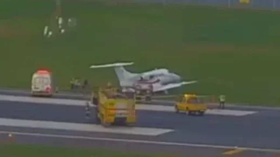 Avião sai da pista durante pouso no aeroporto Santos Dumont e para perto do mar