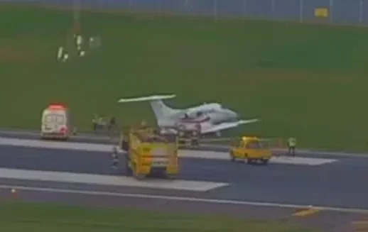 Avião sai da pista durante pouso no aeroporto Santos Dumont e para perto do mar