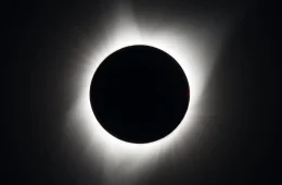 Eclipse solar total escurece o céu para 15 milhões de pessoas nesta quarta; entenda