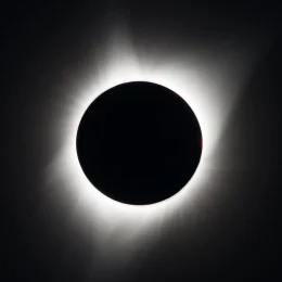 Eclipse solar total escurece o céu para 15 milhões de pessoas nesta quarta; entenda