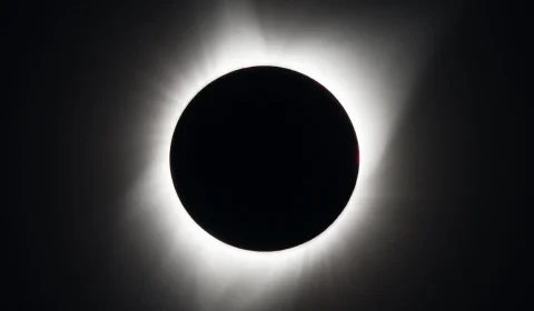 Eclipse solar total escurece o céu para 15 milhões de pessoas nesta quarta; entenda