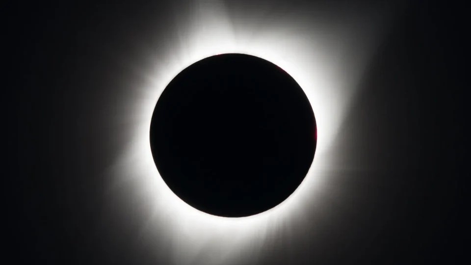 Eclipse solar total escurece o céu para 15 milhões de pessoas nesta quarta; entenda