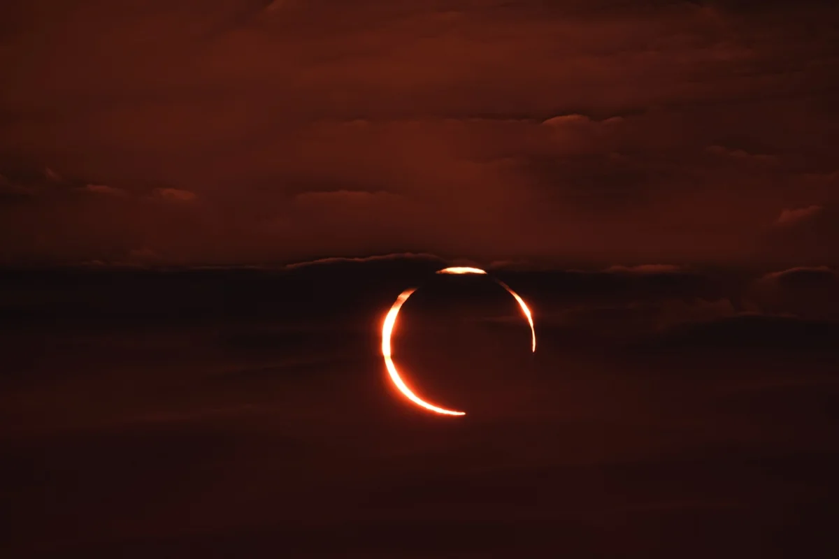 Eclipse solar total com a Lua cobrindo o disco do Sol e a coroa solar visível ao redor. Foto: Reprodução