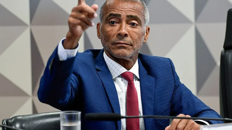 Romário diz à Justiça que penhora de salário no Senado compromete sua sobrevivência