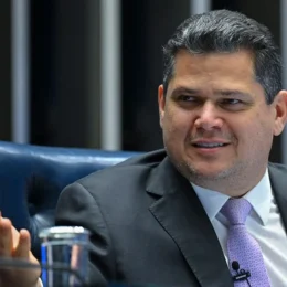 Alcolumbre inicia tramitação da PEC da 6×1; governo tenta emplacar aliado na relatoria