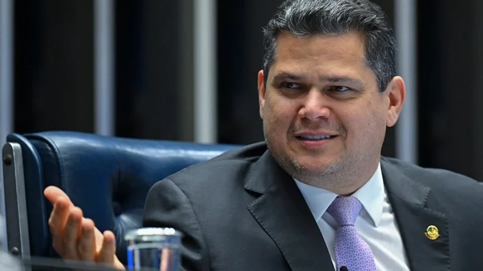 Alcolumbre inicia tramitação da PEC da 6×1; governo tenta emplacar aliado na relatoria