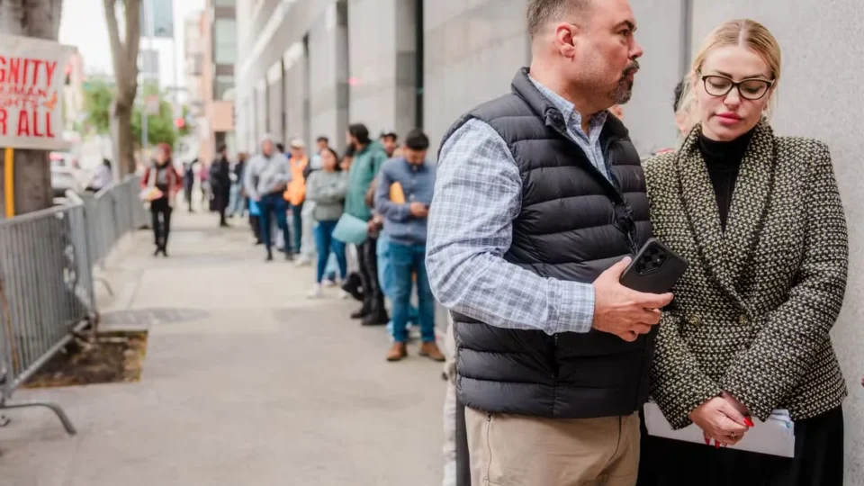 Eleitor trumpista tem esposa presa pelo ICE e questiona políticas migratórias dos EUA