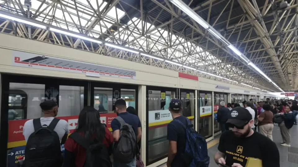 Ferroviários aceitam proposta e encerram greve nas linhas 11-coral, 12-safira e 13-jade