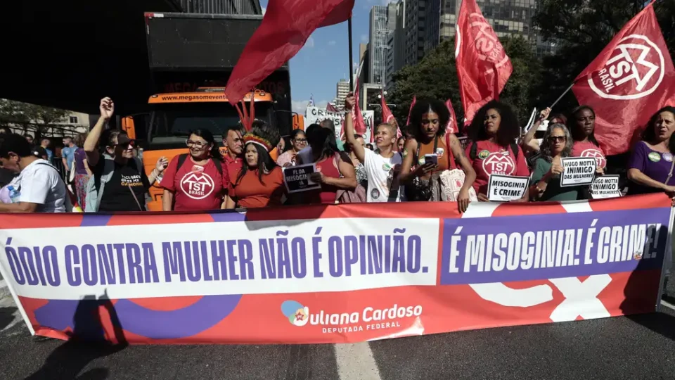 Mulheres vão às ruas pela aprovação do PL da Misoginia neste domingo (2)