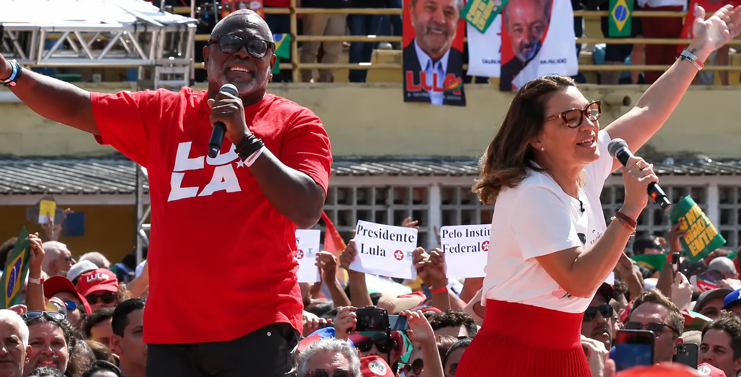 Pastor Kleber Lucas e Janja da Silva cantam jingle em evento de lançamento da campanha de Lula | Crédito: Reprodução/YouTube