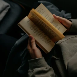 Leitura profunda em tempos de rolagem infinita: o que perdemos com o excesso de informação?