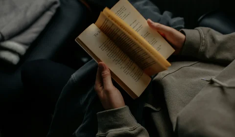 Leitura profunda em tempos de rolagem infinita: o que perdemos com o excesso de informação?