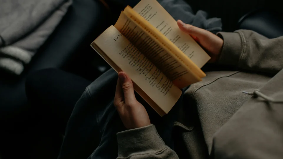 Leitura profunda em tempos de rolagem infinita: o que perdemos com o excesso de informação?