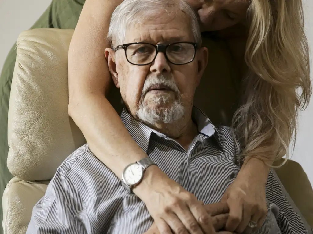 Brasília (DF), 22/09/2023 - Natália Duarte e seu pai, Ítalo, que tem a doença de Alzheimer. Foto: Marcelo Camargo/Agência Brasil