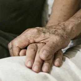 Conheça os 10 sinais de alerta que podem indicar Alzheimer ou outras demências