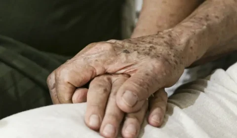 Conheça os 10 sinais de alerta que podem indicar Alzheimer ou outras demências