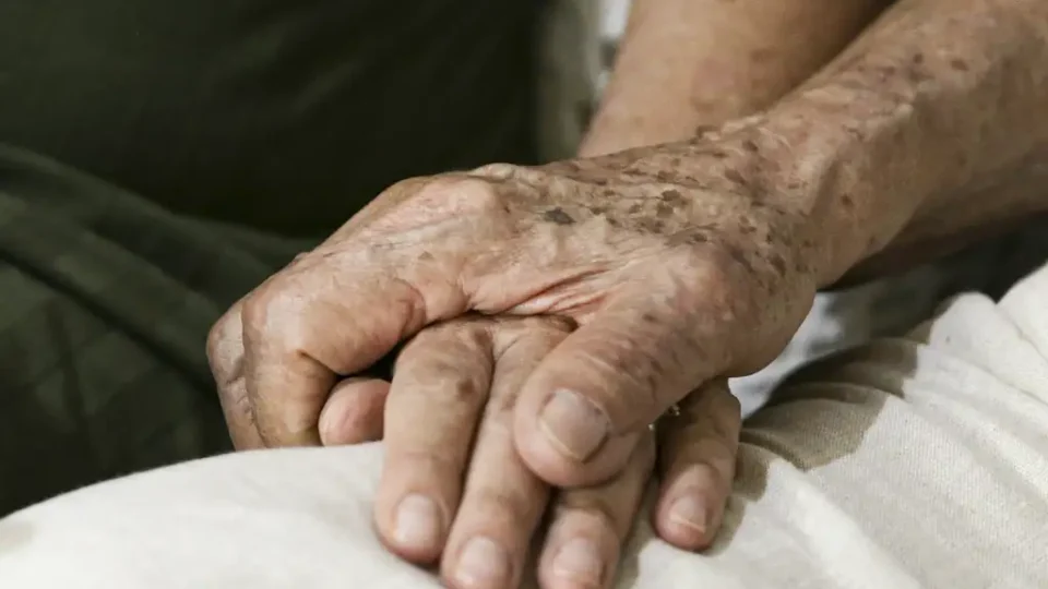 Conheça os 10 sinais de alerta que podem indicar Alzheimer ou outras demências