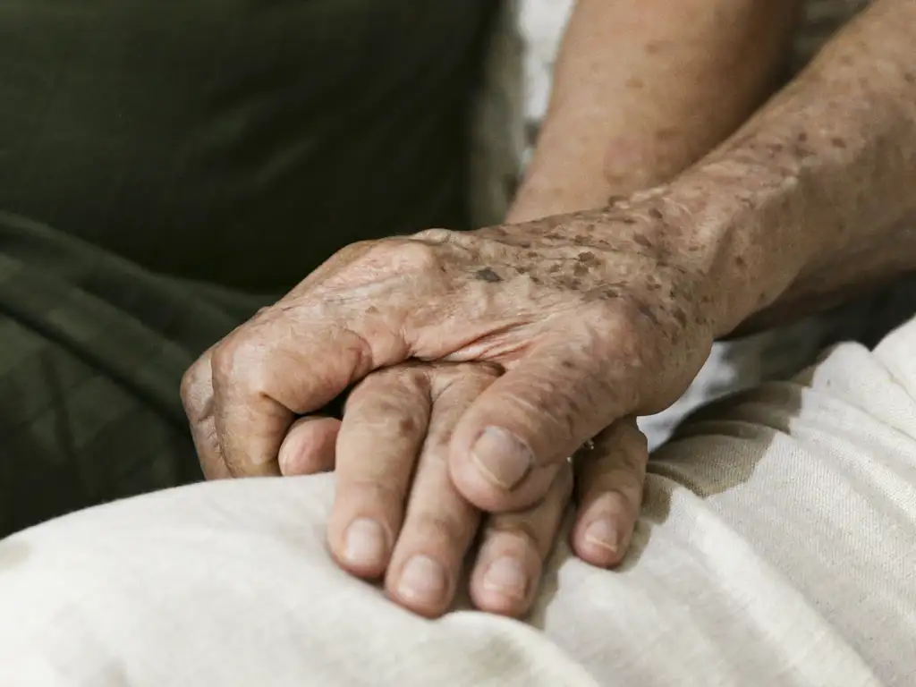 Conheça os 10 sinais de alerta que podem indicar Alzheimer ou outras demências
