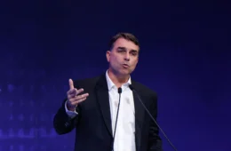 Flávio Bolsonaro e PL tentam manter escala 6×1 e partido sugere emendas à PEC