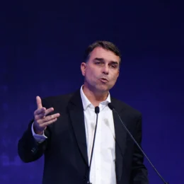 No Senado, Flávio propôs fim de proteção à área onde pai foi multado por pesca ilegal