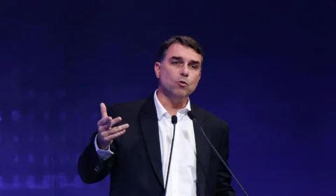 Flávio Bolsonaro e PL tentam manter escala 6×1 e partido sugere emendas à PEC