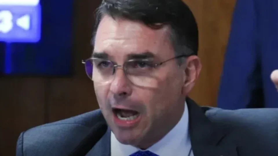 Flávio Bolsonaro quer proibir o crime