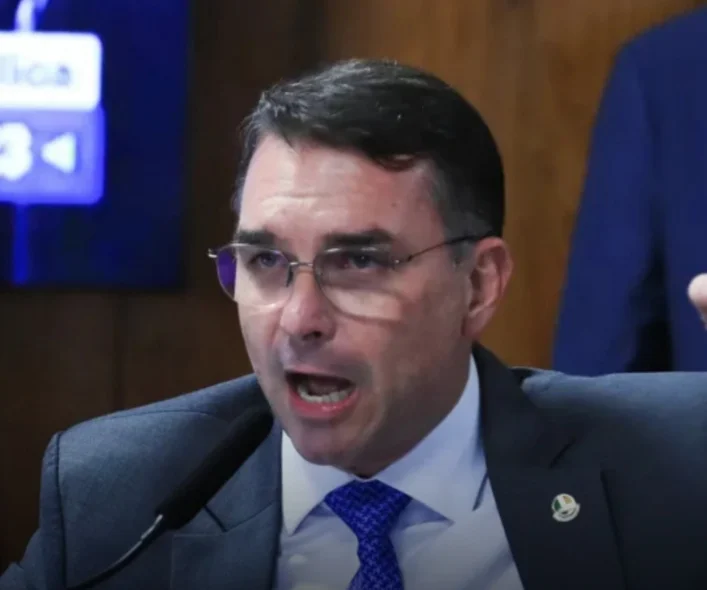 Flávio Bolsonaro quer proibir o crime