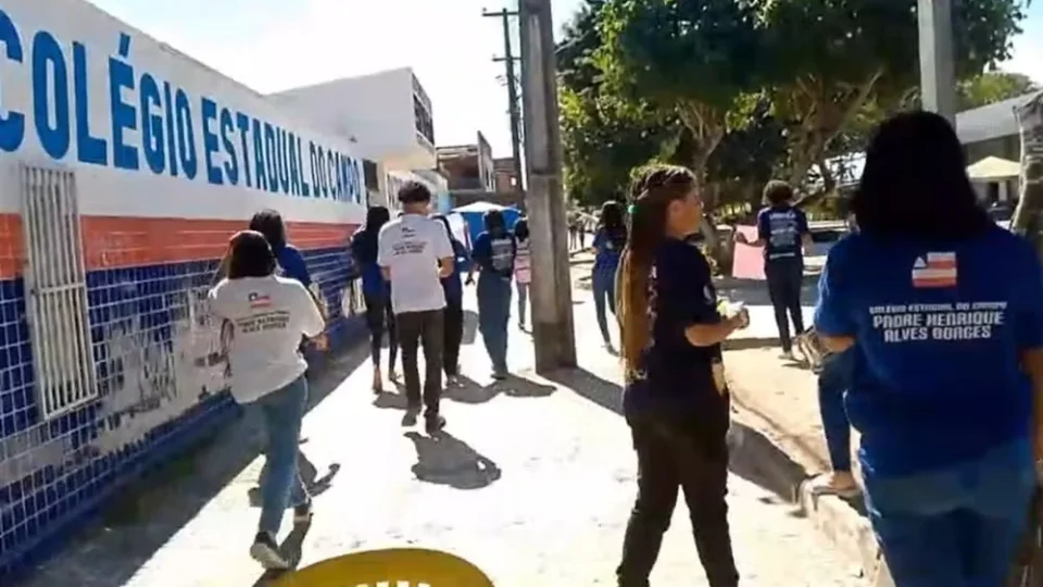 Estudante de 16 anos é espancada após rejeitar investidas de colega em escola