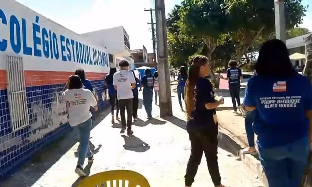 Estudante de 16 anos é espancada após rejeitar investidas de colega em escola