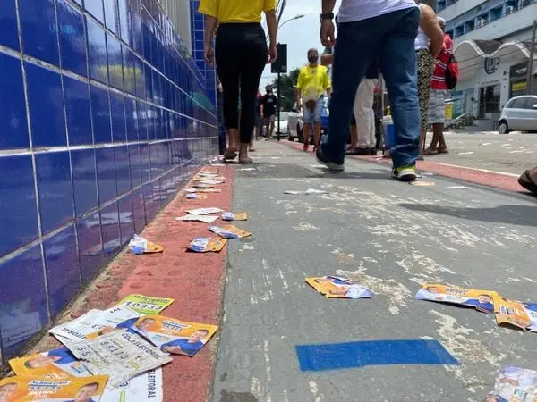 panfletos nas ruas, campanha, eleições