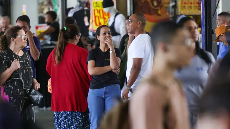 Desemprego recua a 5,3% e tem menor taxa até julho na série histórica
