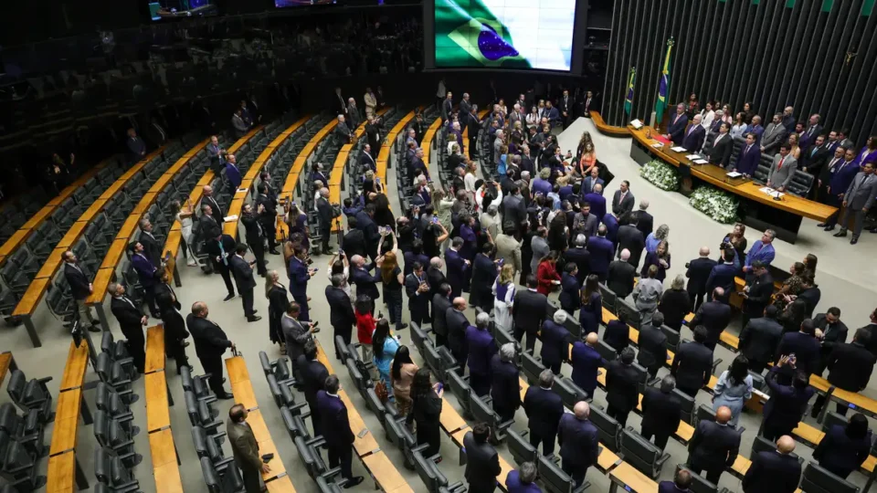 Congresso deve decidir sobre ‘taxa das blusinhas’ nesta segunda