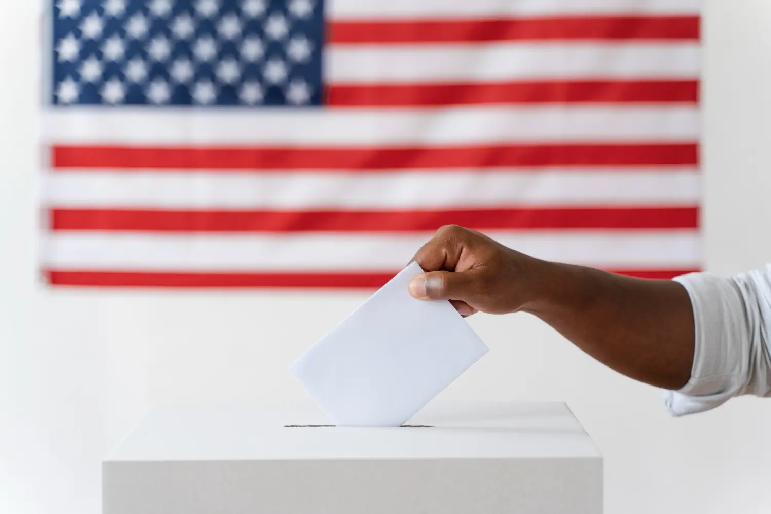 A votação estadunidense, por exemplo, possui modelos distintos: de forma presencial no dia da eleição ou antecipadamente em outro local de votação e até mesmo através de cédulas enviadas por correio. Crédito: Freepik