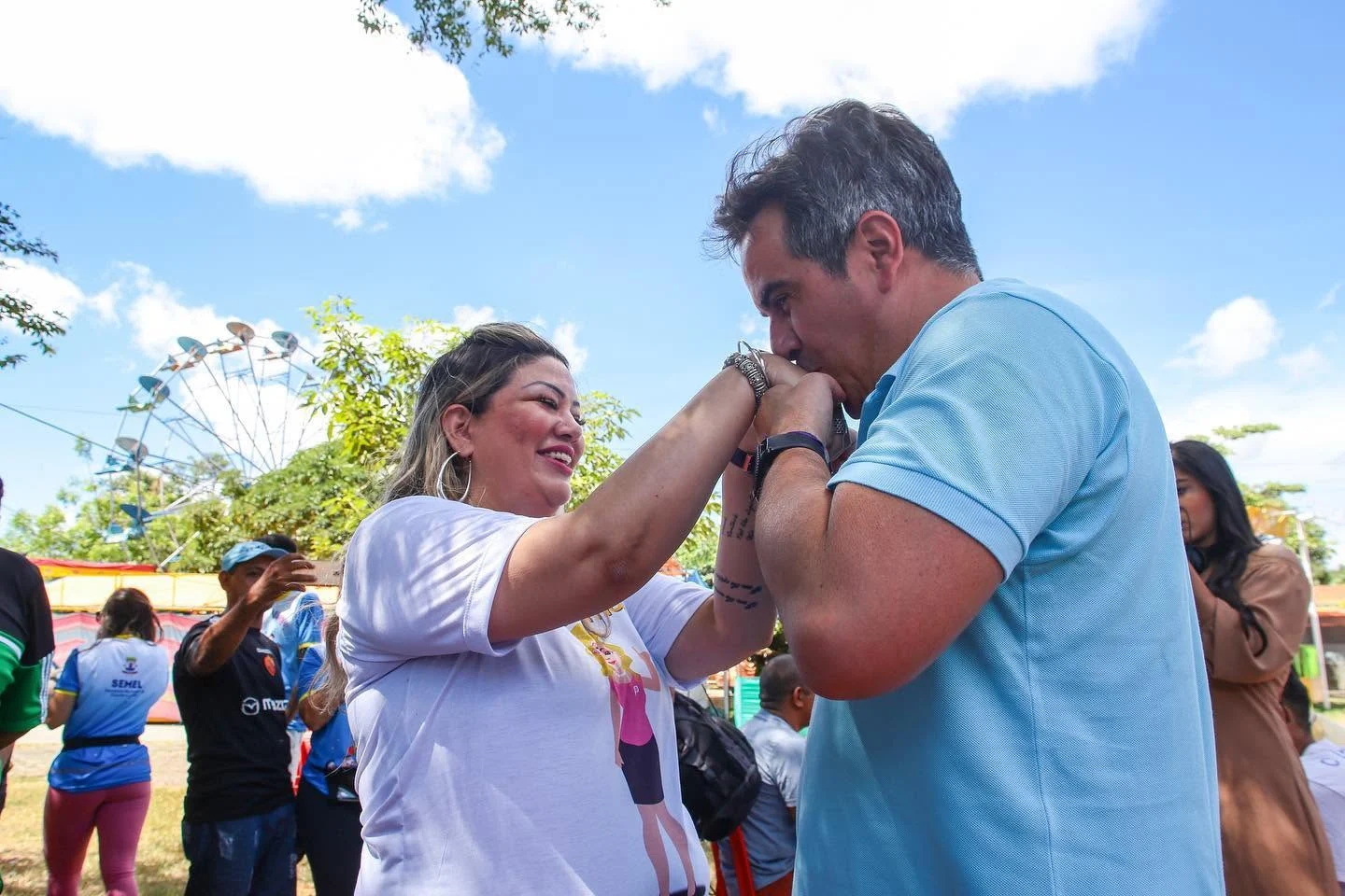 Ciro Nogueira beija as mãos de Samantha Cavalca